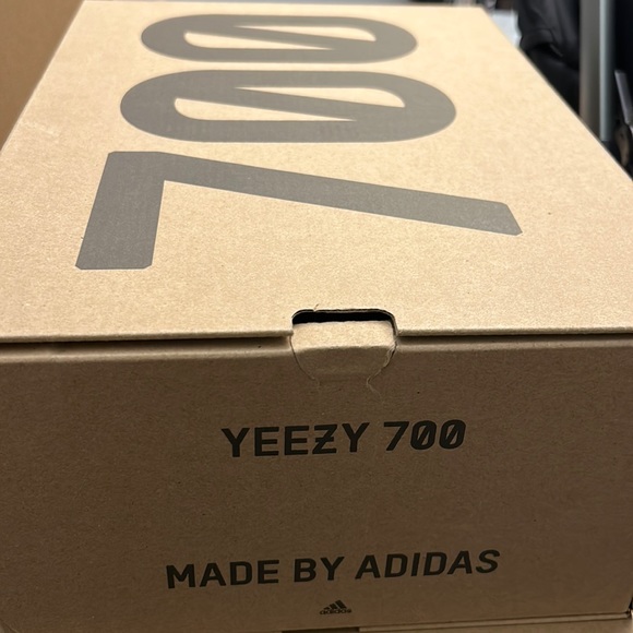 YEEZY 700 V3 COPPER FADE - Picture 2 of 4